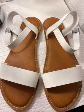 Amazon Essentials White Strap Sandals with Tan Footbed